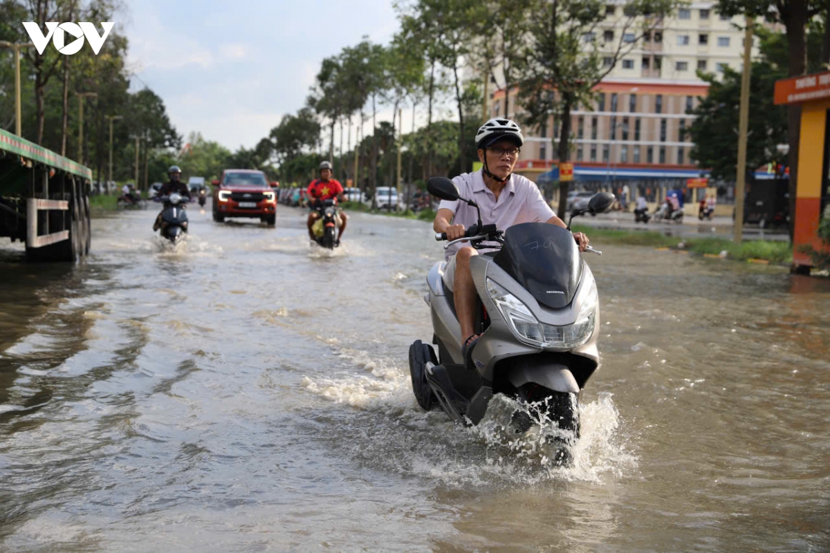 trieu cuong dat dinh, nguoi dan tp.hcm chat vat di chuyen trong bien nuoc hinh anh 3