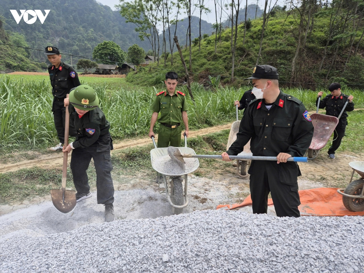 thai nguyen tap trung thao go kho khan trong xoa nha tam, nha dot nat hinh anh 4