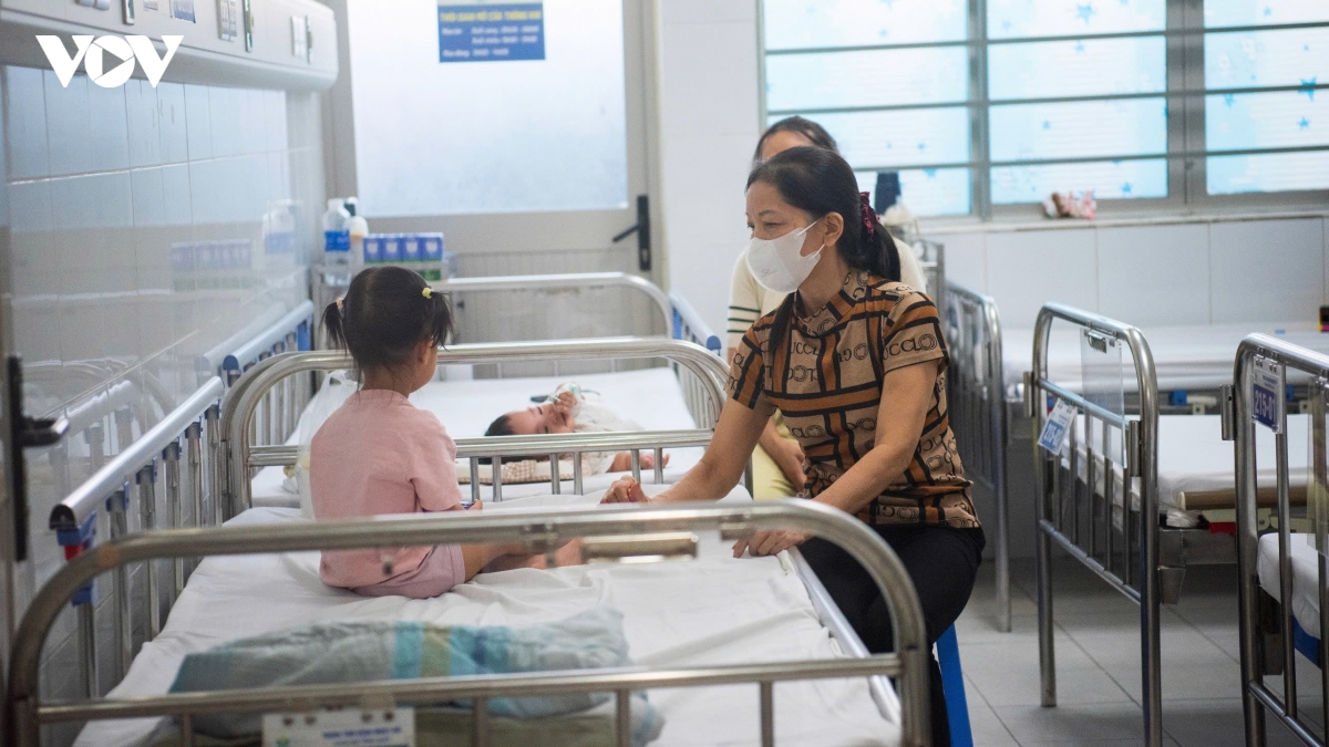 ben trong khu dieu tri cum, tay chan mieng khi hang chuc tre nhap vien moi ngay hinh anh 4