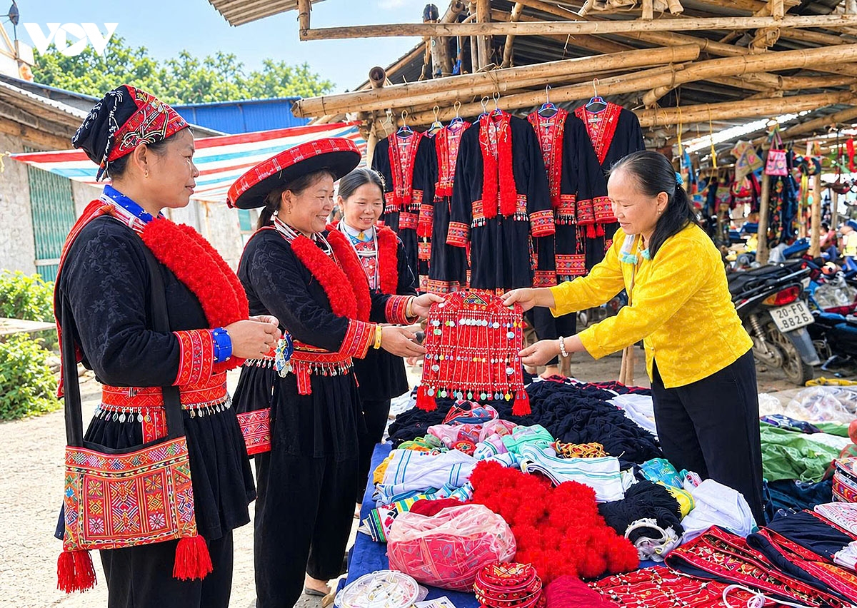 thai nguyen tu cho phien thay nguoi dao giu net trang phuc co truyen hinh anh 1