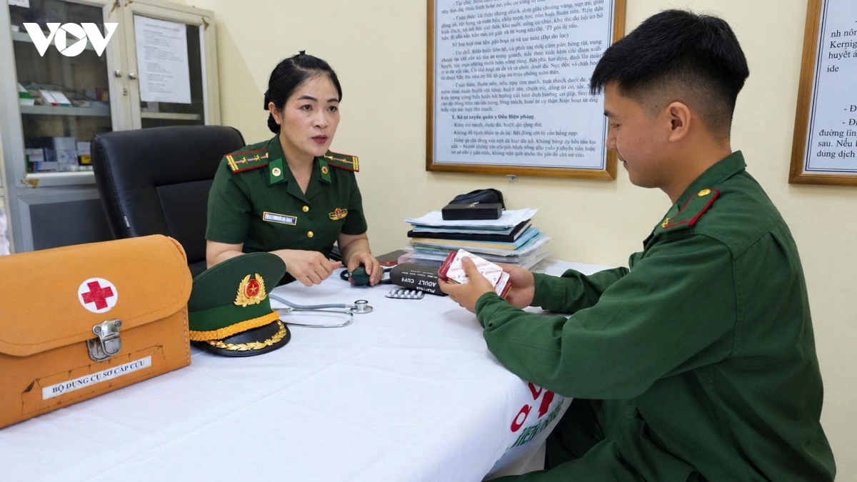 nu quan y 10 nam tan tam voi dong bao vung bien hinh anh 1