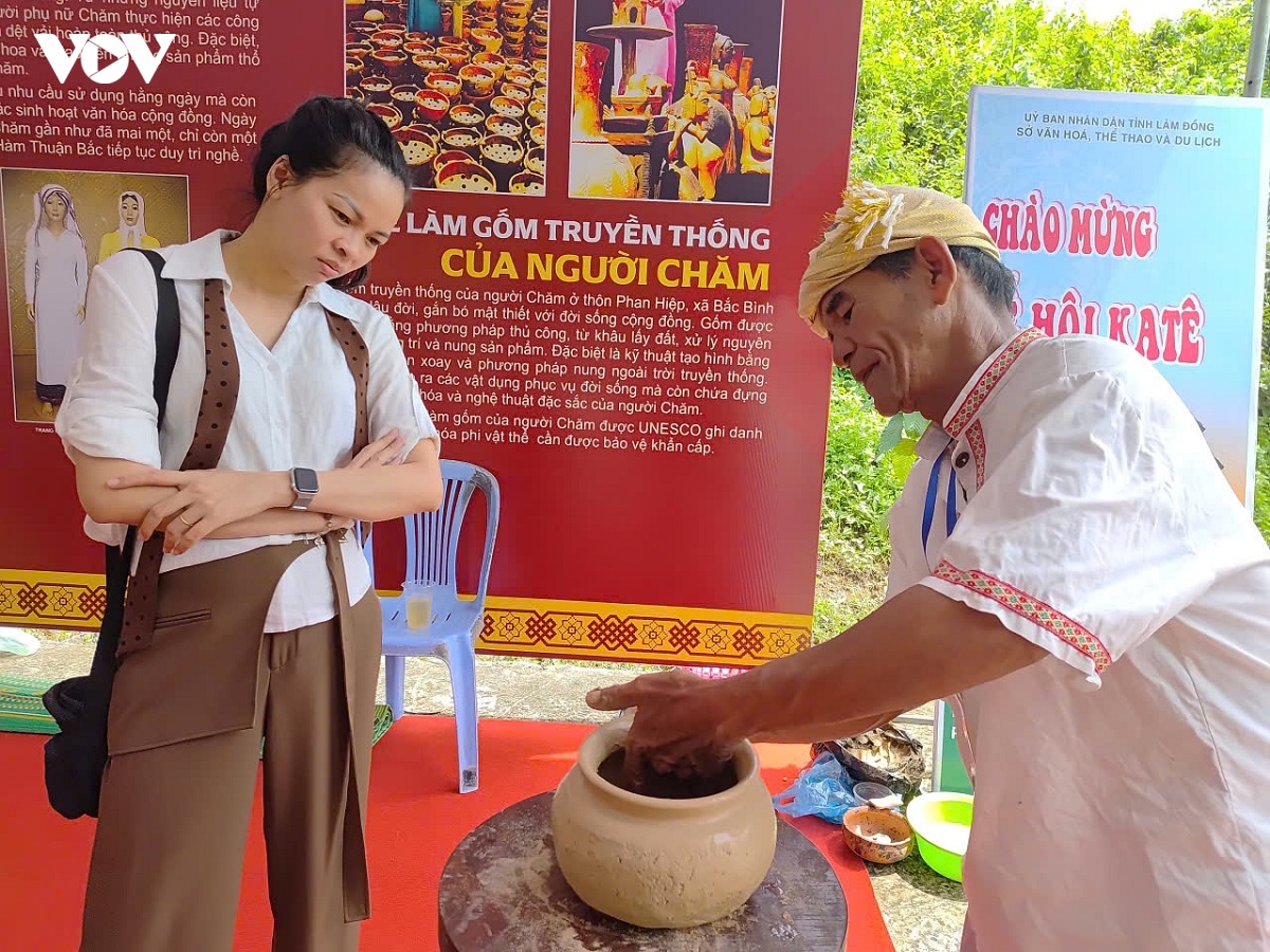 nguoi dan ong gan bo voi nghe gom cham hon 30 mua le hoi kate hinh anh 1