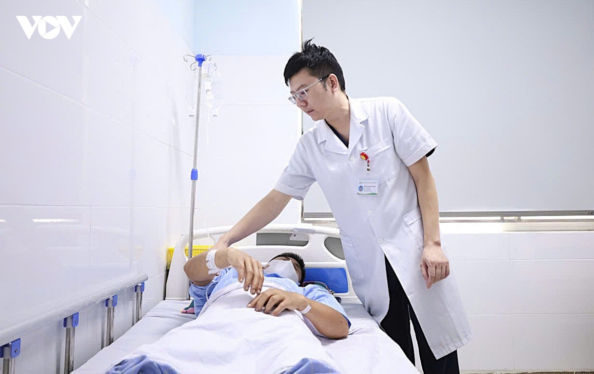 hai vo chong o nghe an bi ong dot, phai nhap vien cap cuu hinh anh 1