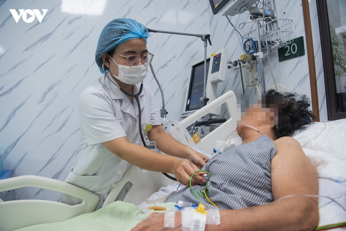 Phía sau những ca trực xuyên đêm của nữ bác sĩ đột quỵ