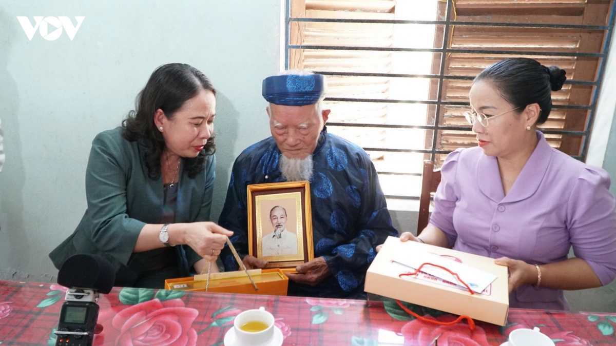 Phó Chủ tịch nước Võ Thị Ánh Xuân tặng quà, chúc thọ 2 cụ 100 tuổi tại Đà Nẵng