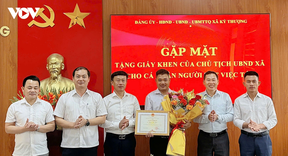 Khen thưởng người đàn ông dũng cảm lao xuống sông cứu người ở Hà Tĩnh