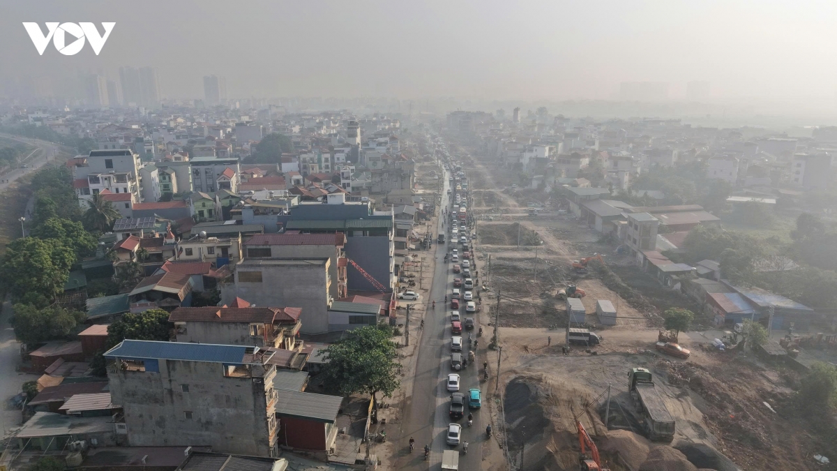 xe co chat vat nhich tung met tren dai cong truong quoc lo 6 - xuan mai, ha noi hinh anh 1