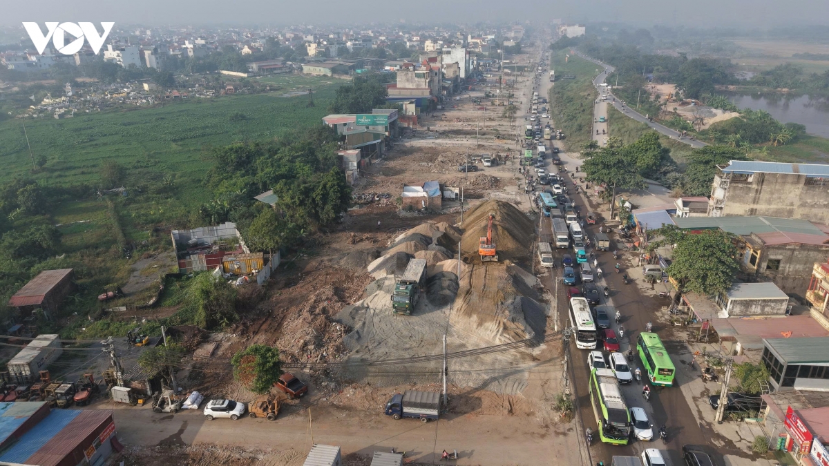 xe co chat vat nhich tung met tren dai cong truong quoc lo 6 - xuan mai, ha noi hinh anh 3