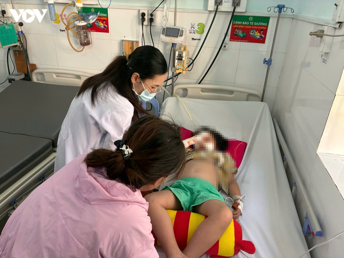 sot xuat huyet vao mua mua, nhieu tre o tp.hcm nhap vien khi da nang hinh anh 1