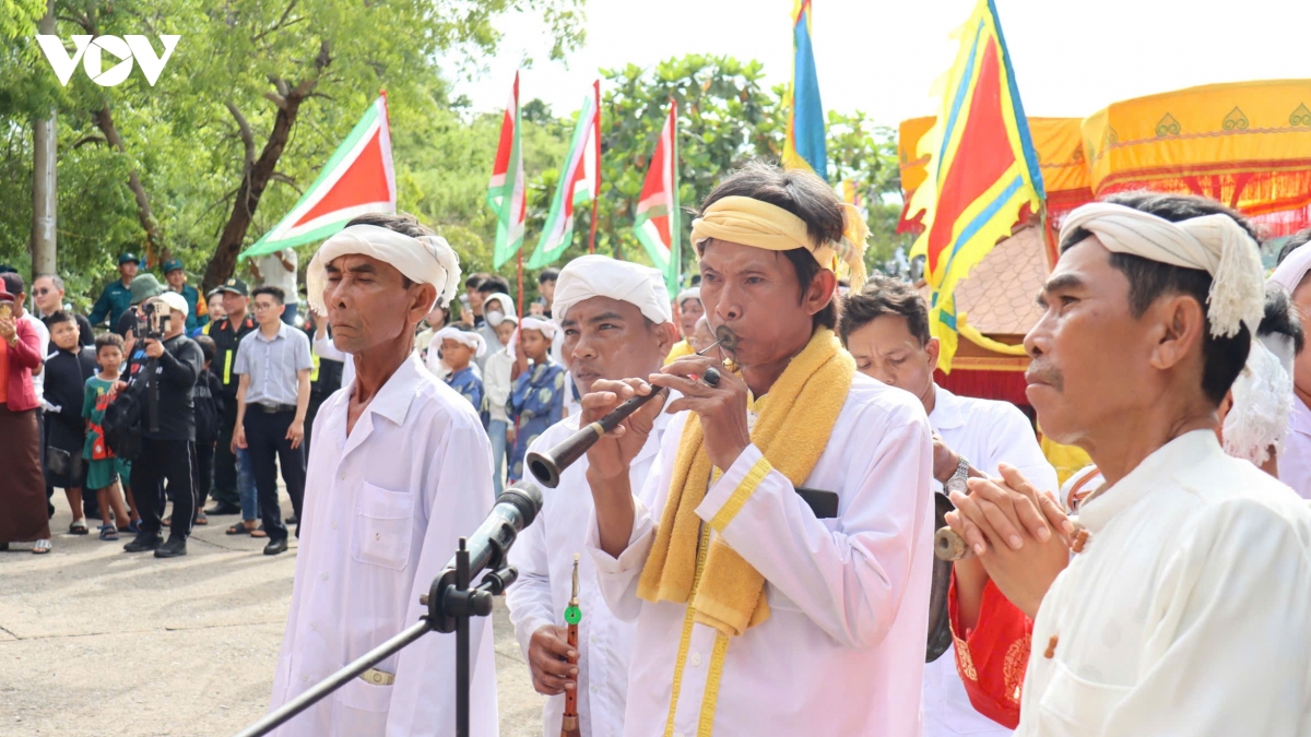 lac vao sac mau kate ben thap cham co o lam Dong hinh anh 5