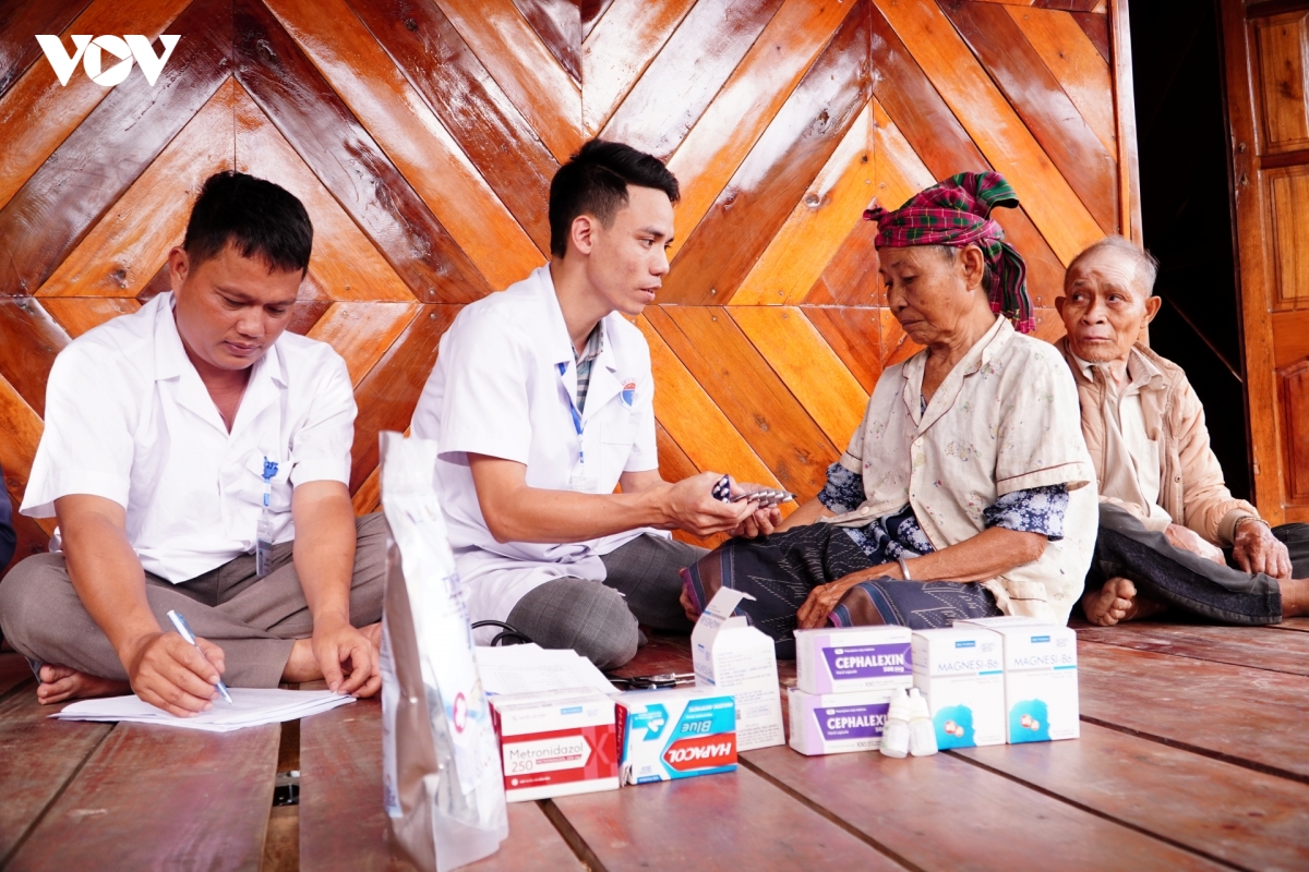 dan ngai di kham vi thieu thuoc, bac si ve tan ban de cham soc suc khoe cho ba con hinh anh 8