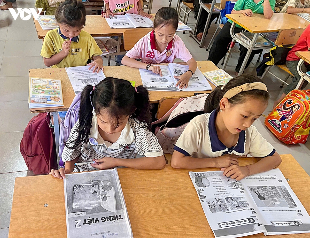 Năm học mới bắt đầu gần một tháng, nhiều học sinh Nghệ An vẫn thiếu sách giáo khoa