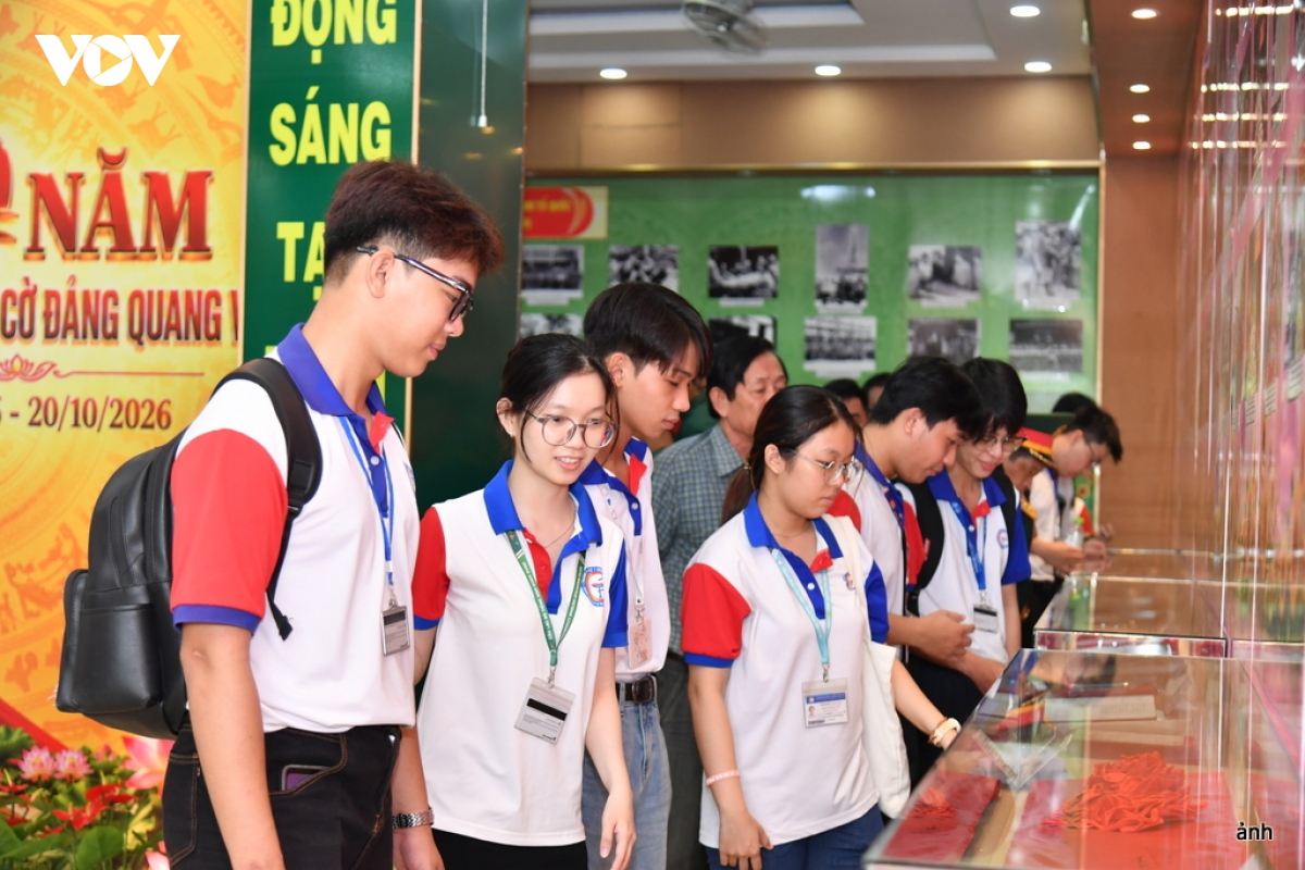 trien lam chuyen de 80 nam vung buoc duoi co Dang quang vinh hinh anh 5
