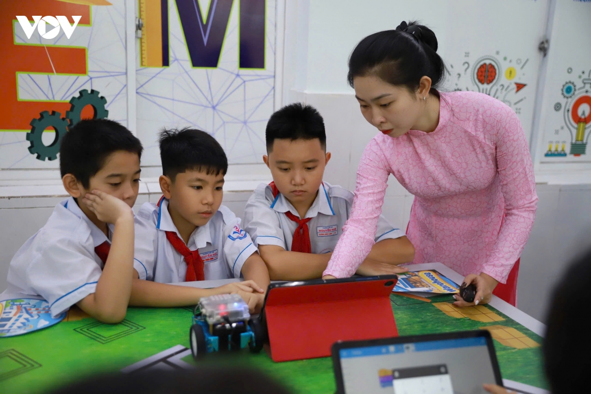 hoc sinh tp.hcm trai nghiem khoa hoc, sang tao qua giao duc stem hinh anh 3
