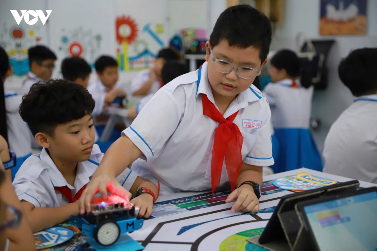 hoc sinh tp.hcm trai nghiem khoa hoc, sang tao qua giao duc stem hinh anh 1