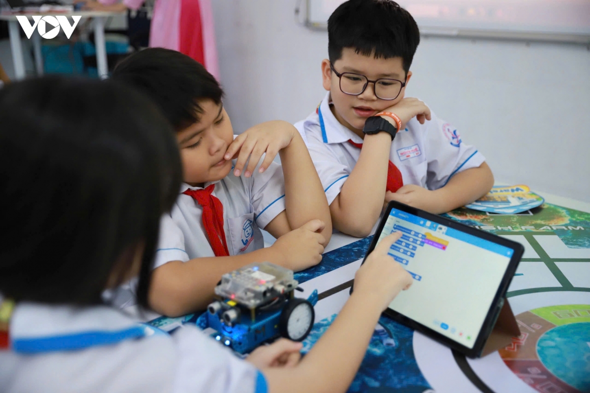 hoc sinh tp.hcm trai nghiem khoa hoc, sang tao qua giao duc stem hinh anh 2