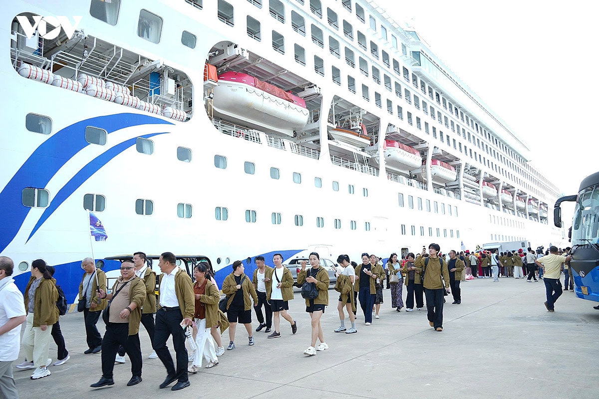quang ninh don hon 2.300 khach du lich trung quoc tu tau bien dream cruise hinh anh 1