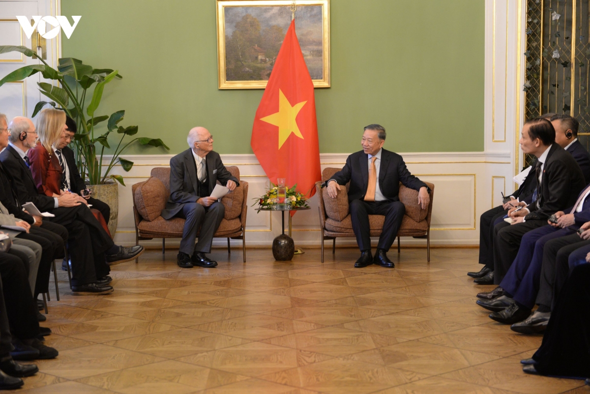toan canh chuyen tham eu, Dan mach va vuong quoc bi cua tong bi thu, chu tich nuoc to lam hinh anh 11