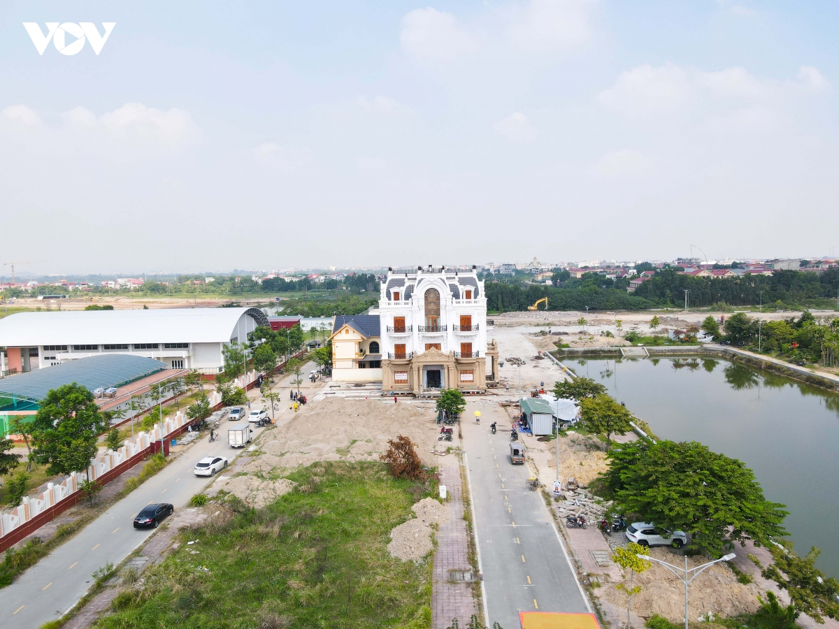 di doi thanh cong biet thu 4 tang de lam duong ket noi san bay gia binh hinh anh 10