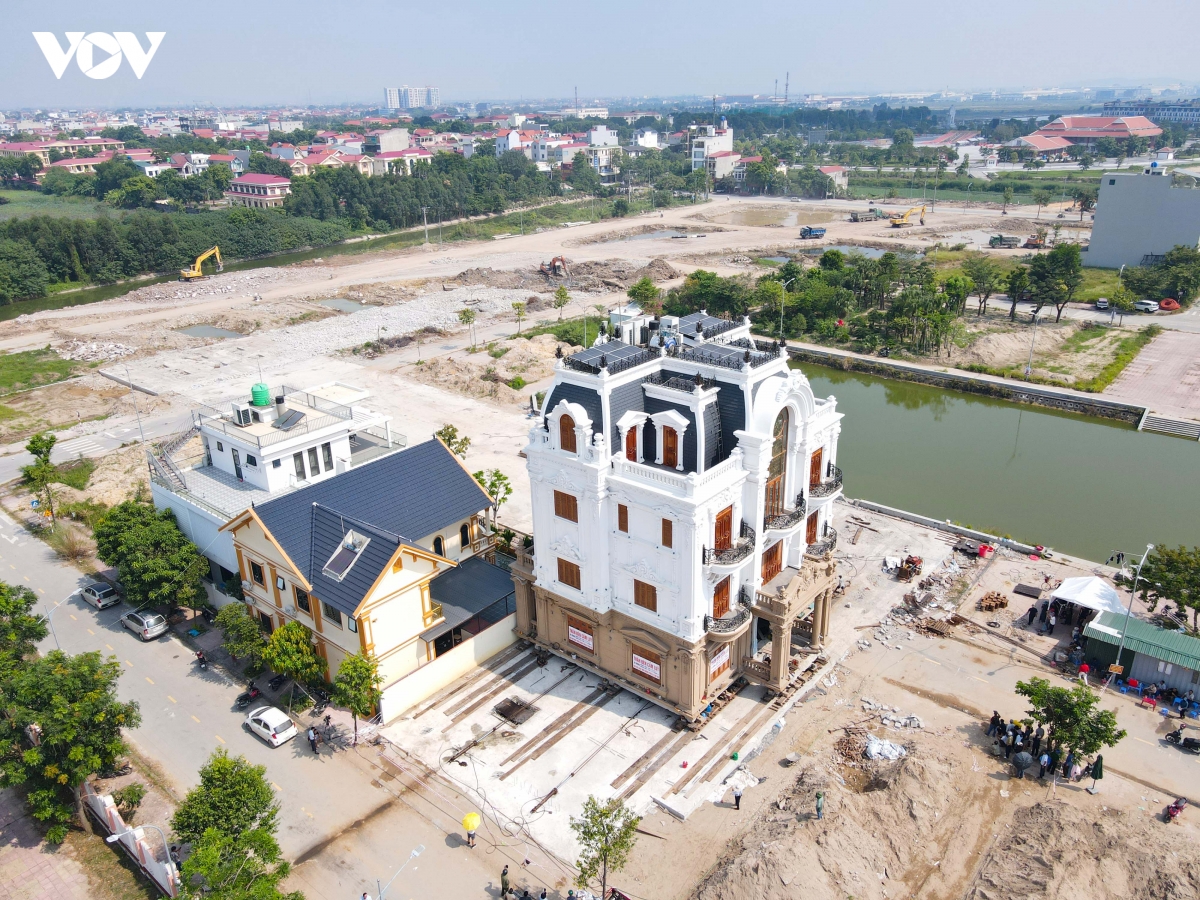 di doi thanh cong biet thu 4 tang de lam duong ket noi san bay gia binh hinh anh 3