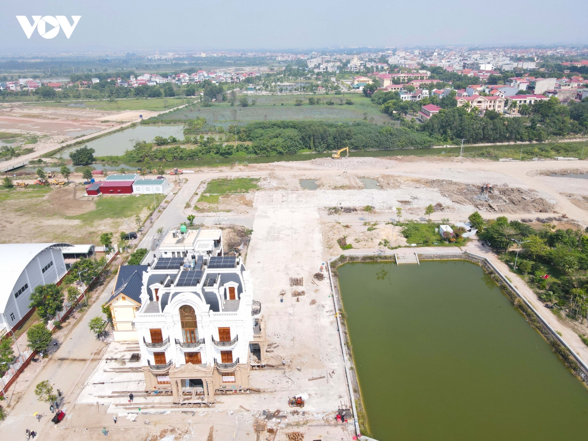 di doi thanh cong biet thu 4 tang de lam duong ket noi san bay gia binh hinh anh 1