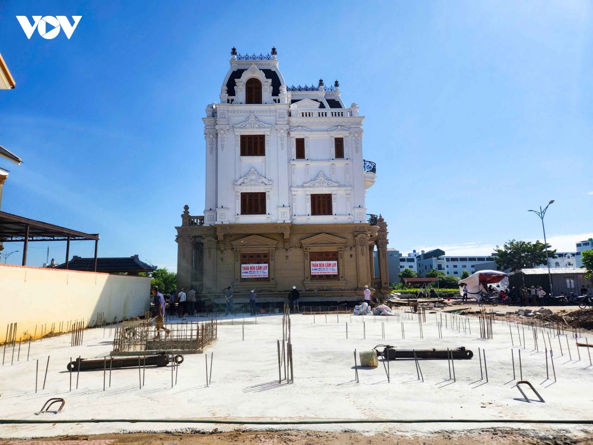 sap hoan thanh di doi biet thu 4 tang de lam duong ket noi san bay gia binh hinh anh 5