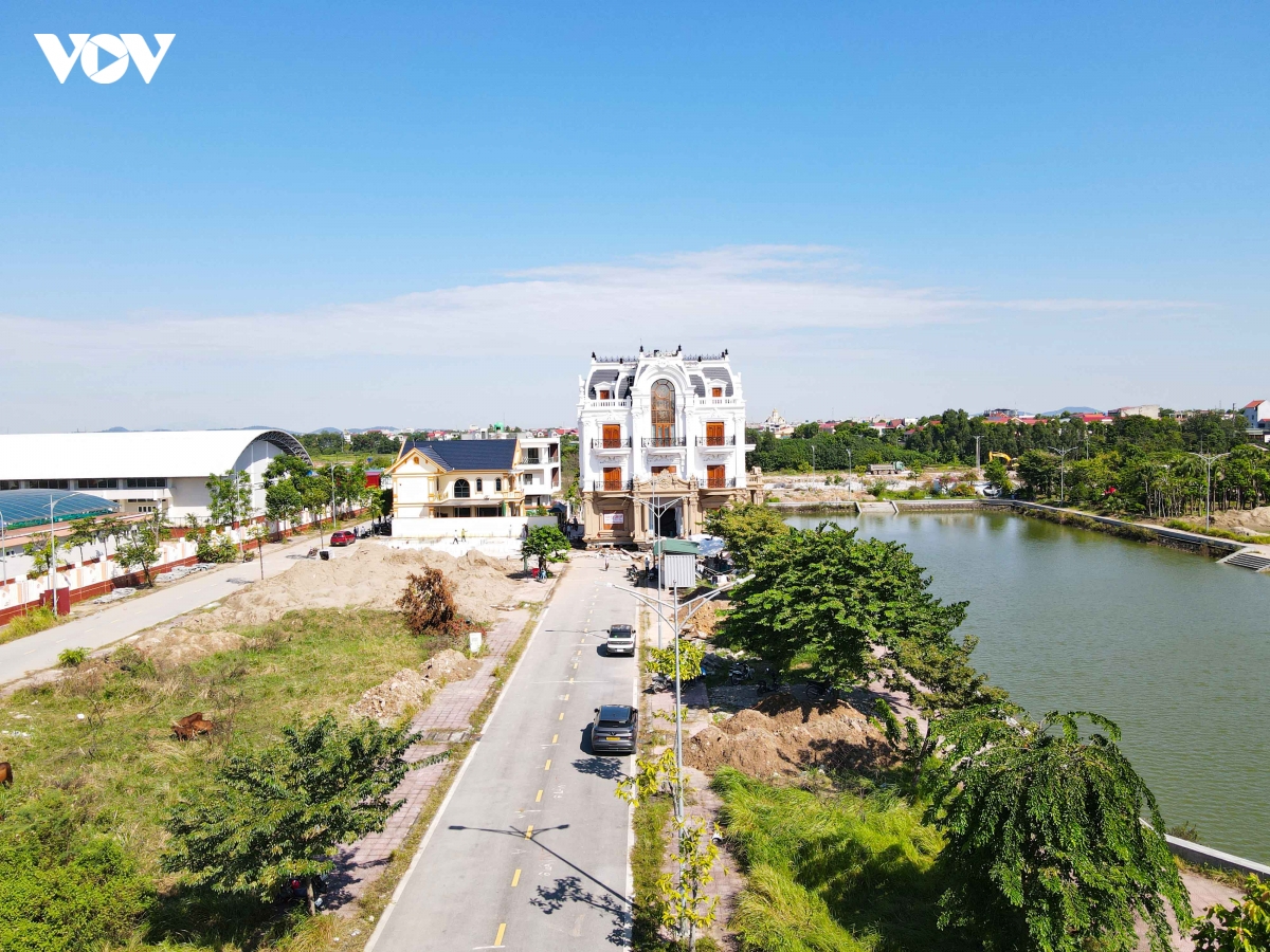 sap hoan thanh di doi biet thu 4 tang de lam duong ket noi san bay gia binh hinh anh 11