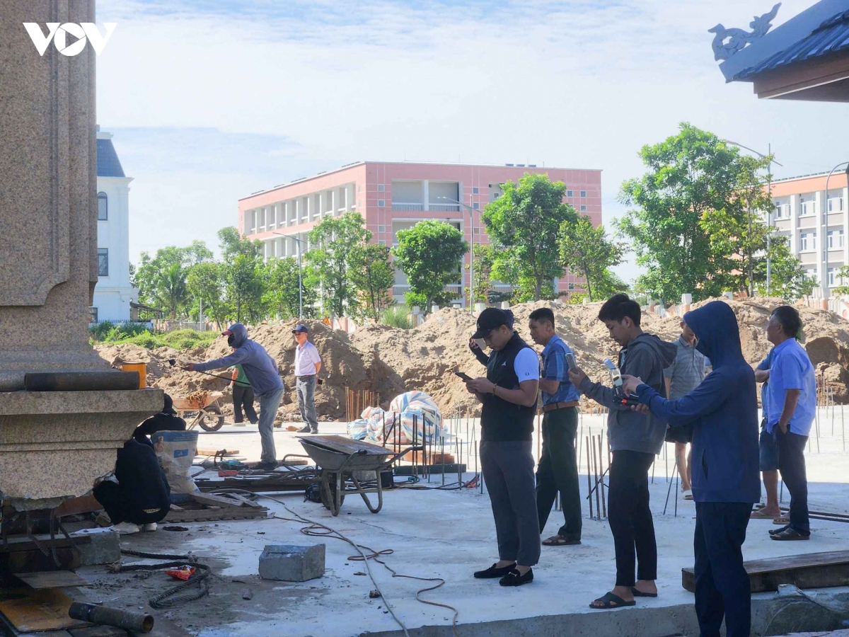 sap hoan thanh di doi biet thu 4 tang de lam duong ket noi san bay gia binh hinh anh 9