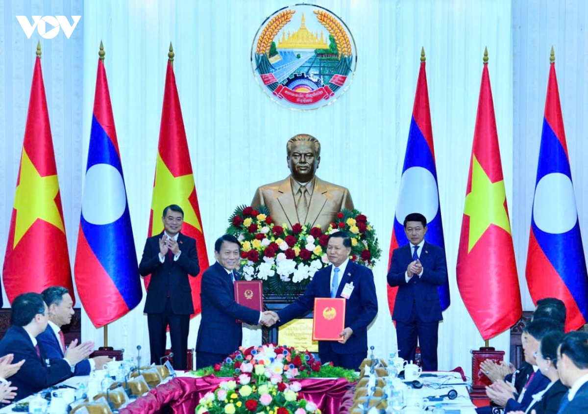 Việt Nam, Lào trao đổi 11 văn kiện hợp tác quan trọng