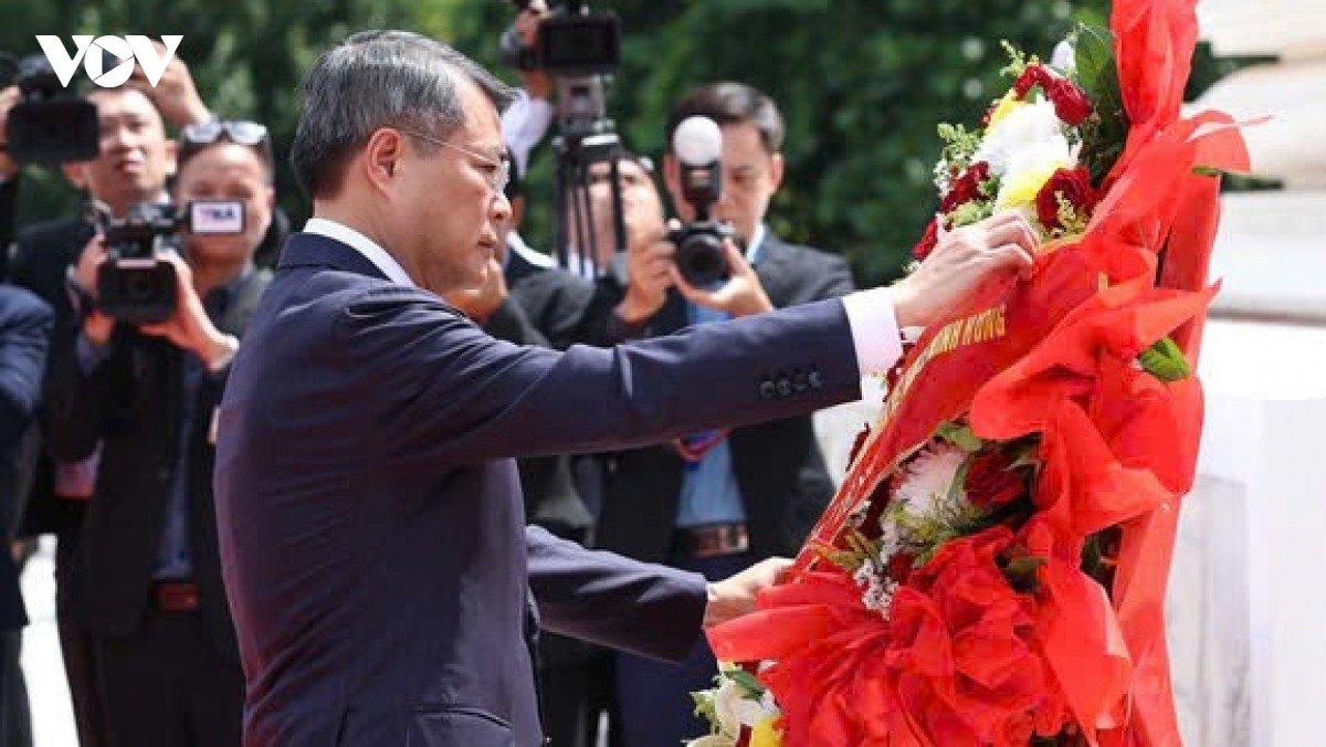 Thủ tướng Lê Minh Hưng đặt vòng hoa tại Đài tưởng niệm các chiến sĩ vô danh