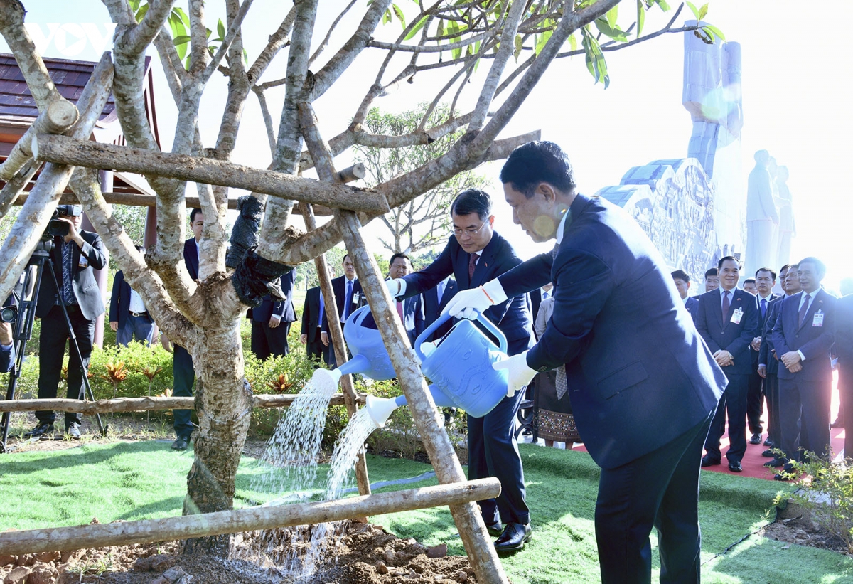 Tiếp đó, Thủ tướng Lê Minh Hưng và Thủ tướng Lào Saleumxay Kommasith đã trồng cây lưu niệm trong khuôn viên công viên, gửi gắm thông điệp về sự phát triển bền vững và sức sống trường tồn của tình hữu nghị thủy chung, son sắt giữa hai dân tộc.