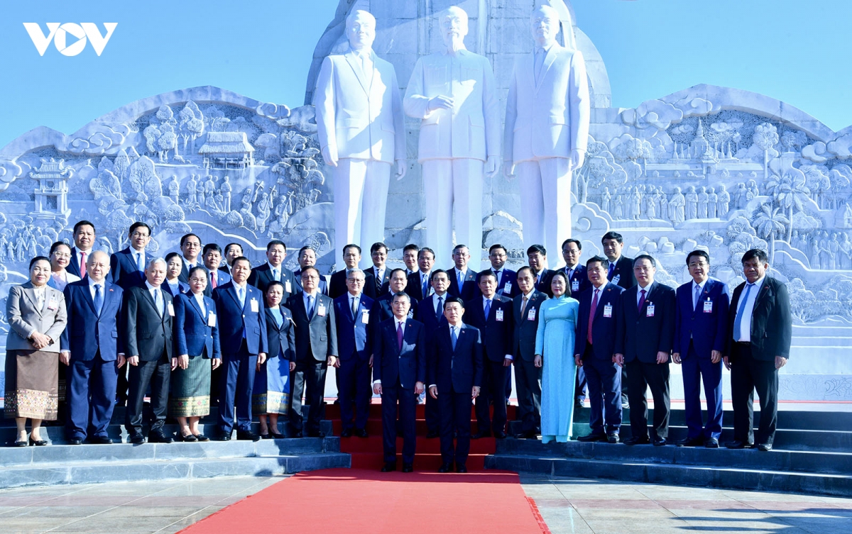 hai thu tuong viet nam va lao trong cay tai cong vien huu nghi lao - viet nam hinh anh 3