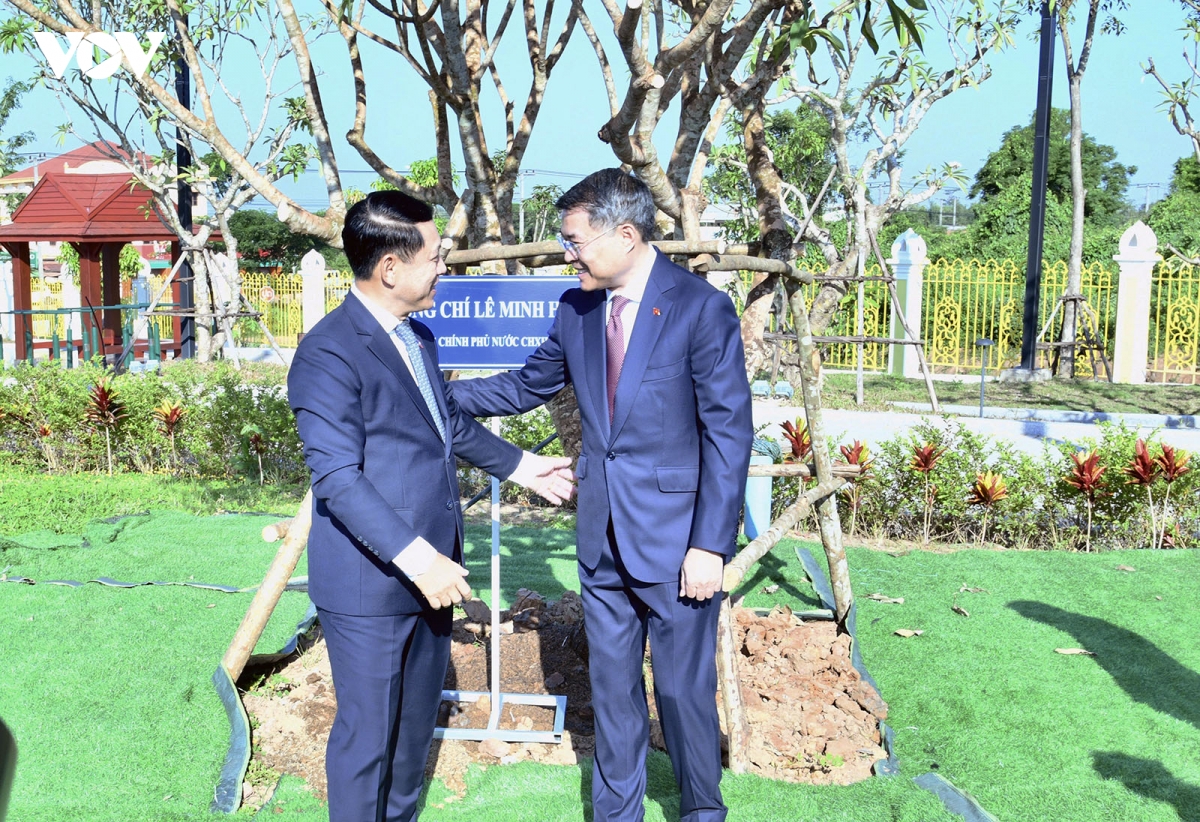 Hai Thủ tướng Việt Nam và Lào trồng cây tại Công viên Hữu nghị Lào - Việt Nam