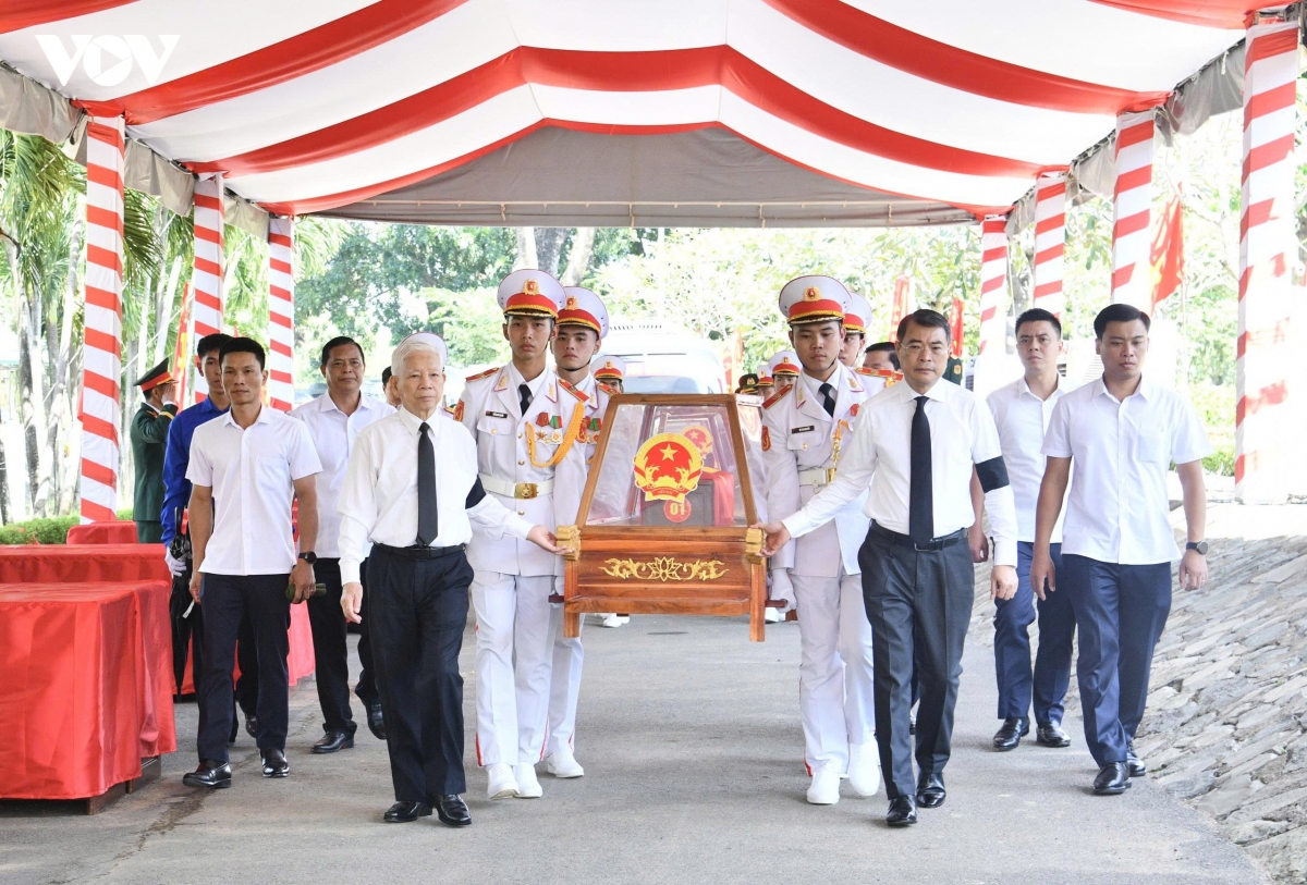 thu tuong du le an tang hai cot liet si tai nghia trang liet si thanh pho ho chi minh hinh anh 1