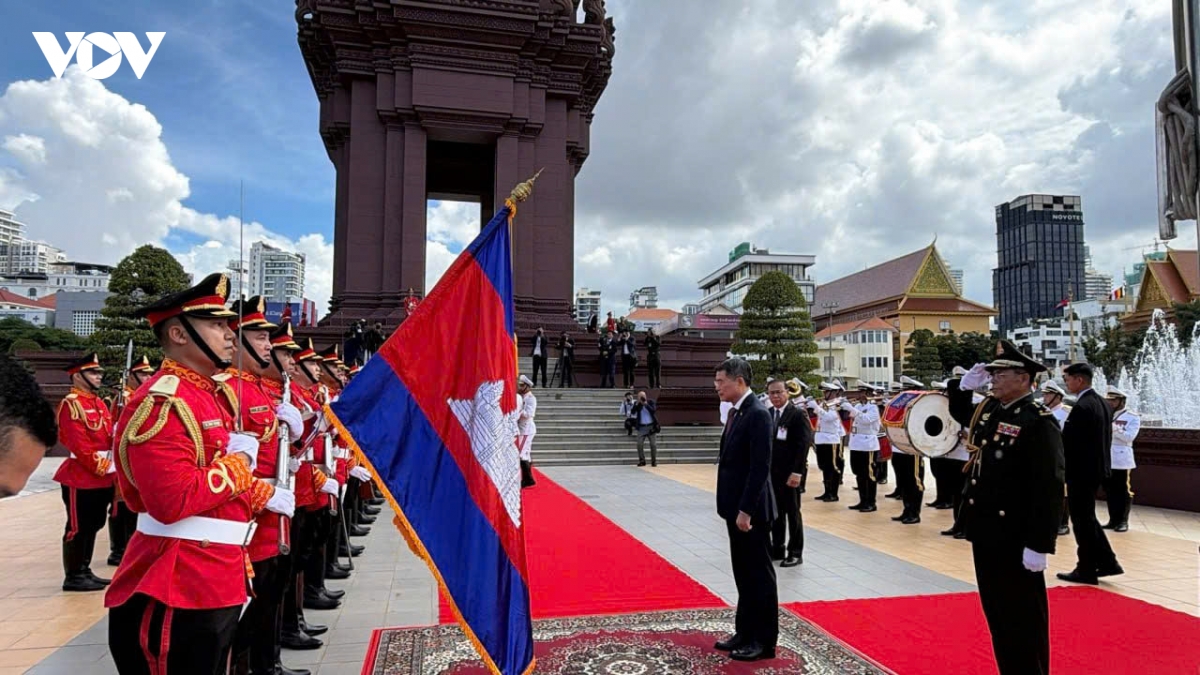 thu tuong le minh hung dat vong hoa tai Dai huu nghi campuchia-viet nam hinh anh 2