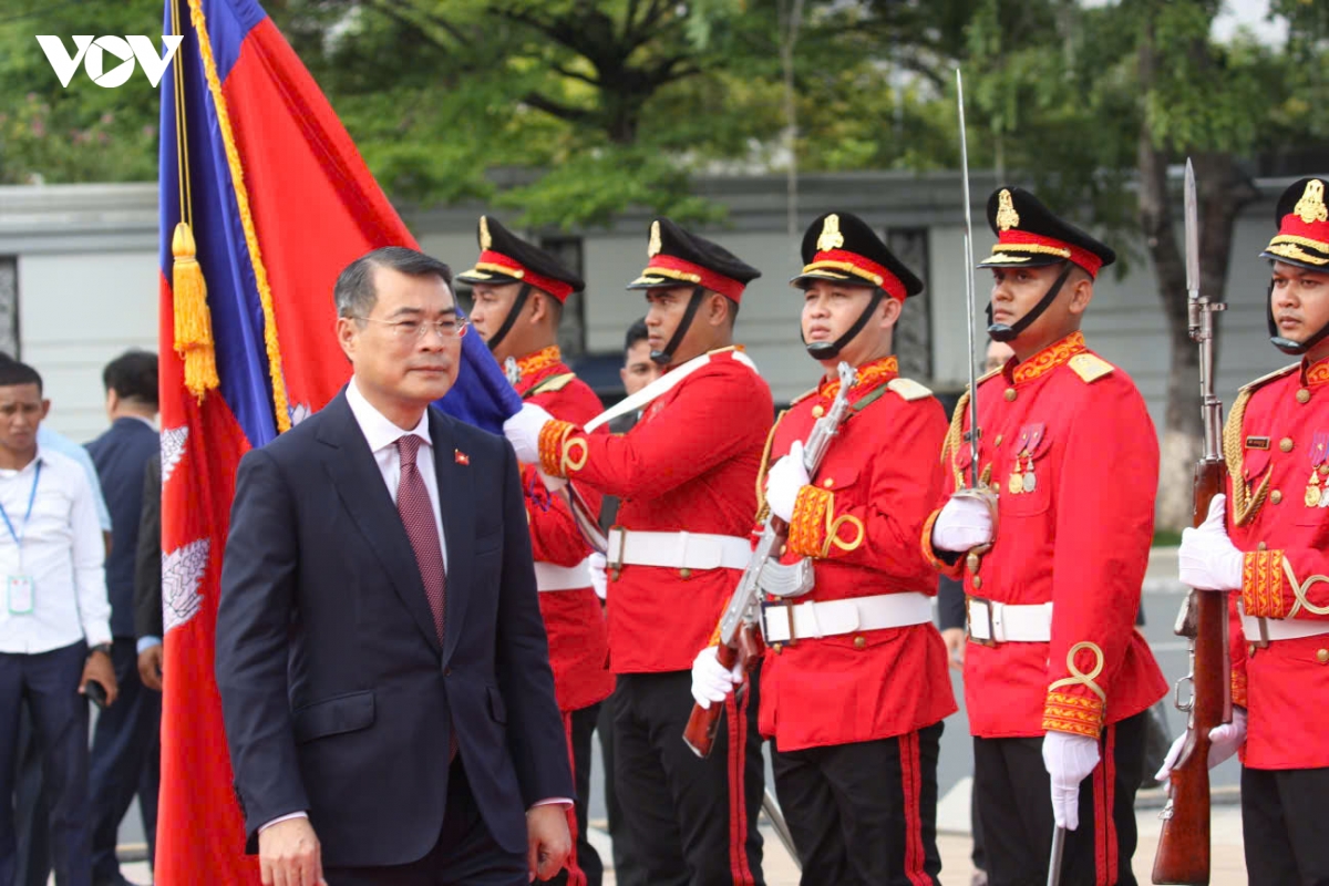 thu tuong le minh hung dat vong hoa tai Dai huu nghi campuchia-viet nam hinh anh 3