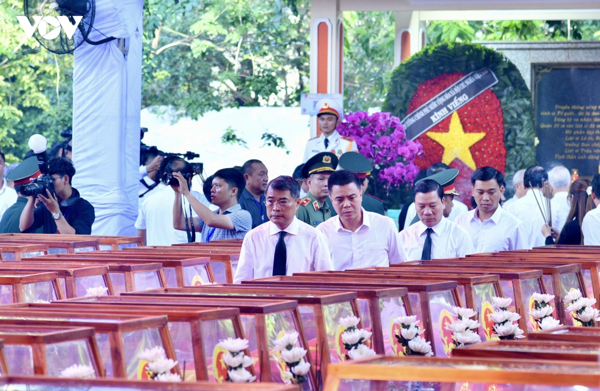 thu tuong du le vieng, truy dieu va an tang hai cot liet si tai tp.hcm hinh anh 4