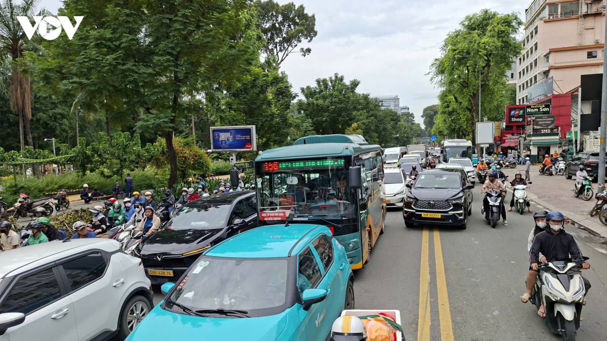 TP.HCM bắt đầu phân luồng nhiều tuyến đường để làm metro, người dân lúng túng