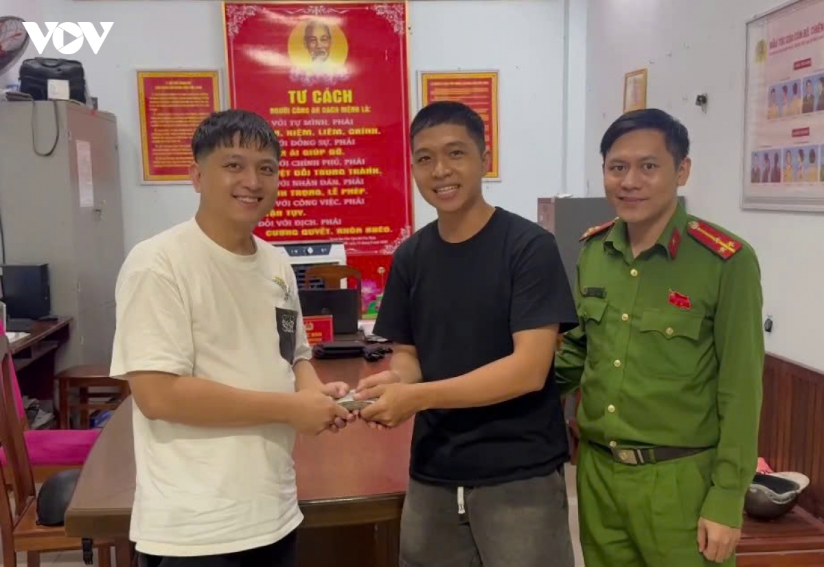 cong an Da nang ho tro tim kiem, tra lai tai san cho 2 nguoi nuoc ngoai danh roi hinh anh 2