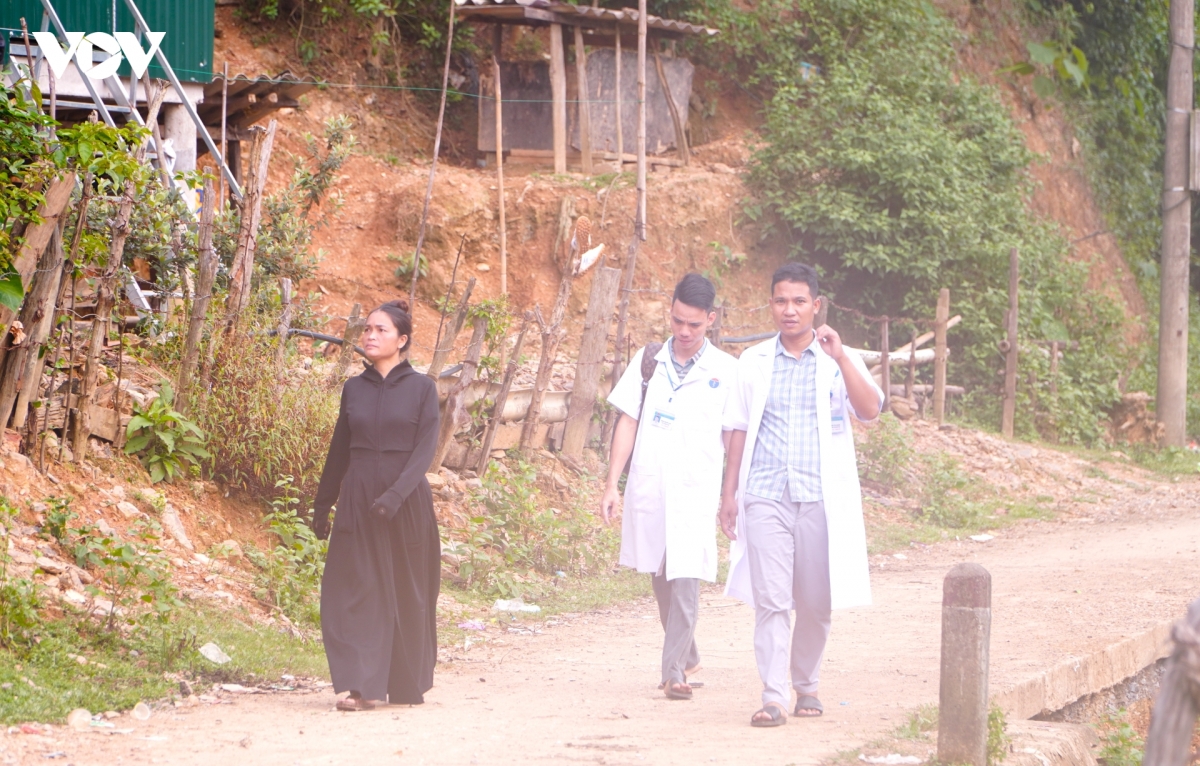 dan ngai di kham vi thieu thuoc, bac si ve tan ban de cham soc suc khoe cho ba con hinh anh 6