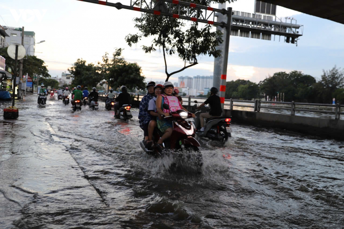 trieu cuong dat dinh, nguoi dan tp.hcm chat vat di chuyen trong bien nuoc hinh anh 7