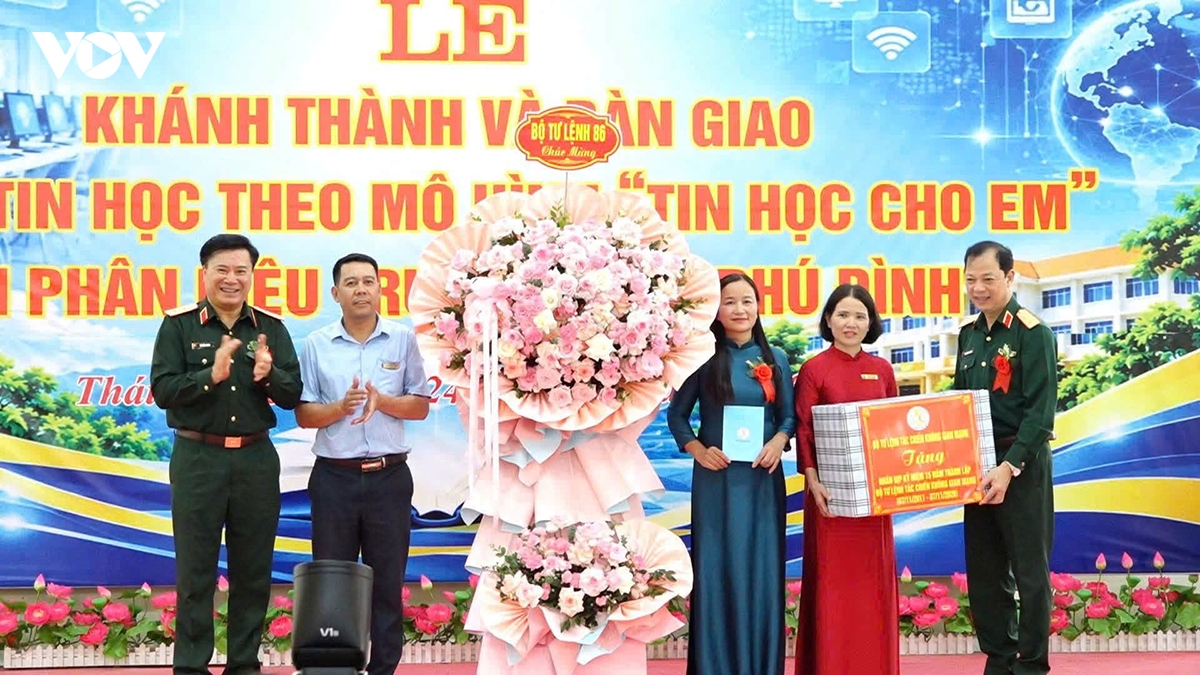bo tu lenh 86 ban giao phong tin hoc cho hoc sinh vung atk thai nguyen hinh anh 1