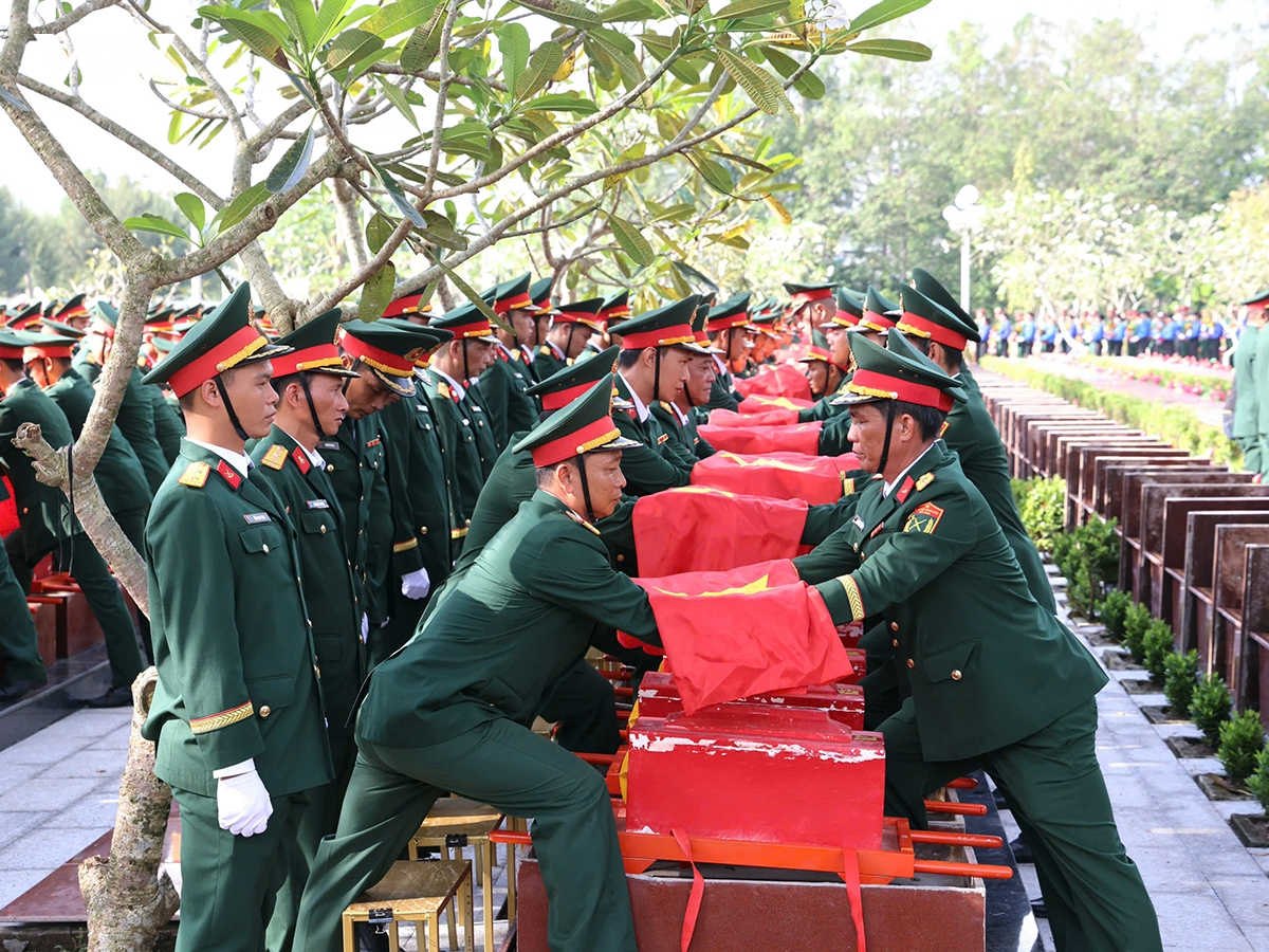 xuc dong le vieng, truy dieu va an tang 120 hai cot liet si tai can tho hinh anh 6