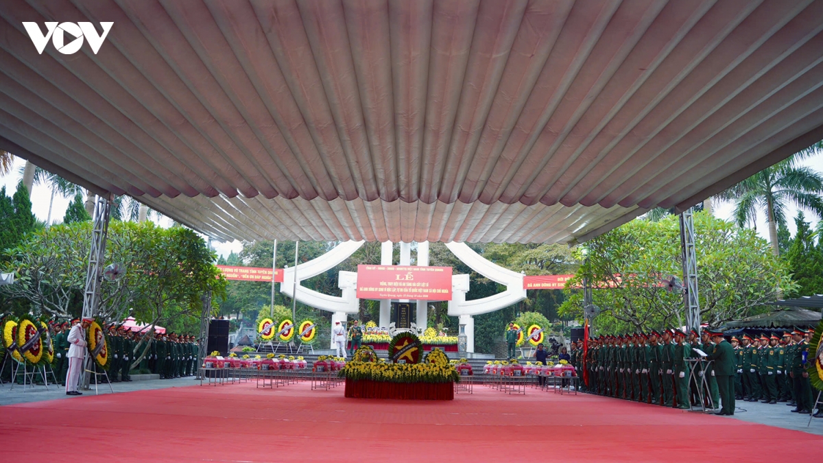 le truy dieu, an tang hai cot liet si tai hai phong, can tho va tuyen quang hinh anh 4