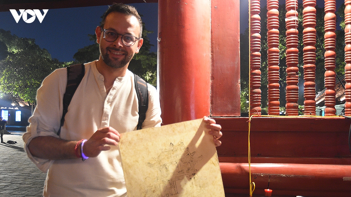 tour dem van mieu quoc tu giam Don bay phat trien kinh te dem ha noi hinh anh 17