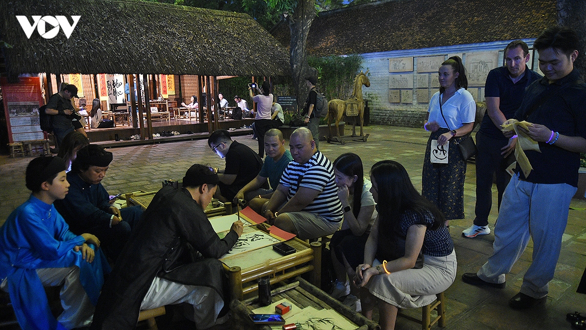 tour dem van mieu quoc tu giam Don bay phat trien kinh te dem ha noi hinh anh 18