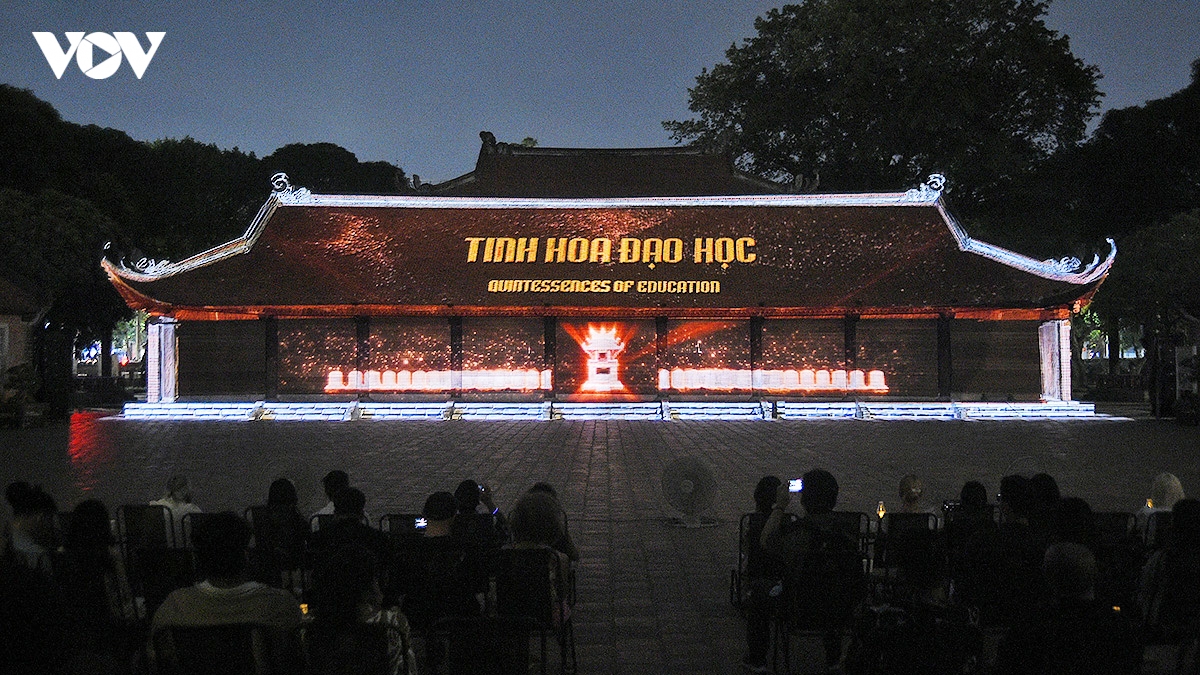 tour dem van mieu quoc tu giam Don bay phat trien kinh te dem ha noi hinh anh 20