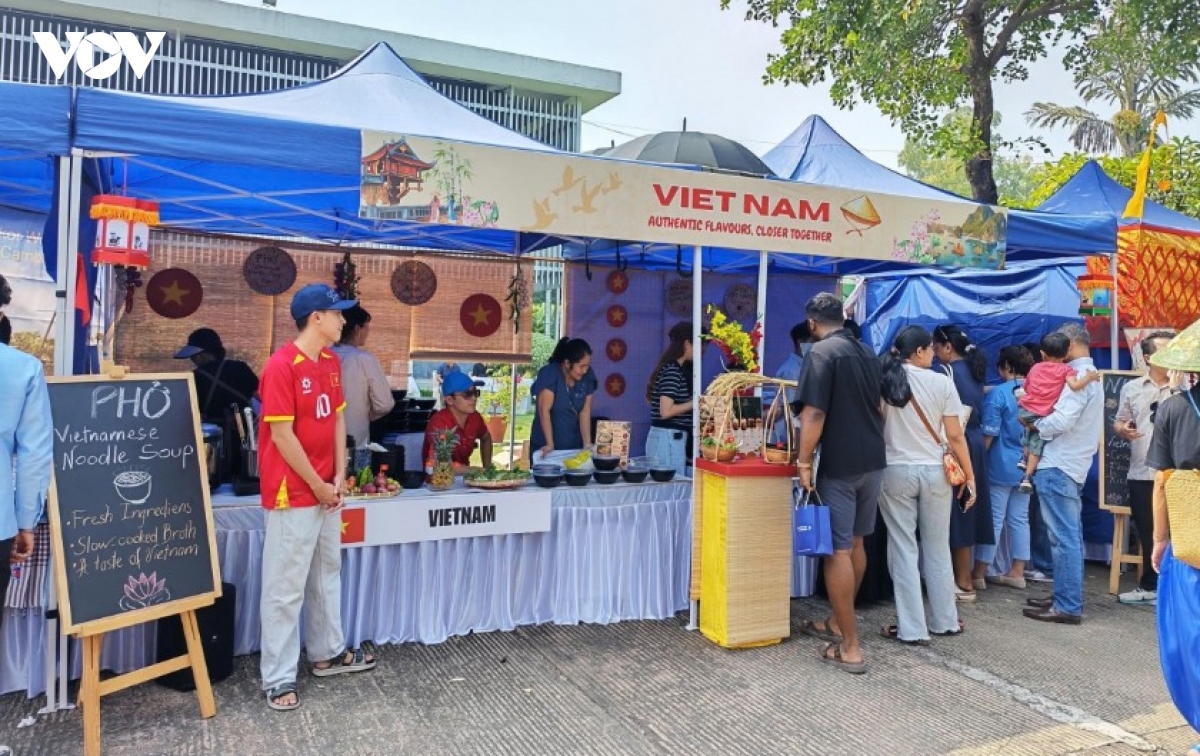 vietnamese food and coffee booths draw international visitors at asean bazaar 2026 picture 2