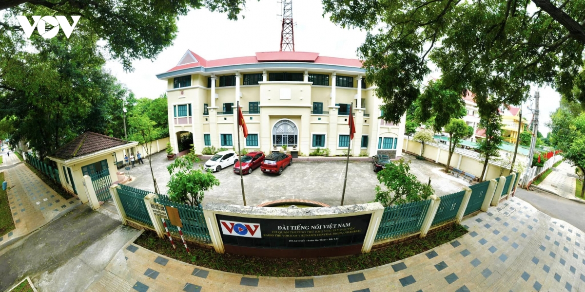 vov tay nguyen tuyen dung 3 vien chuc, lam viec tai Dak lak hinh anh 1