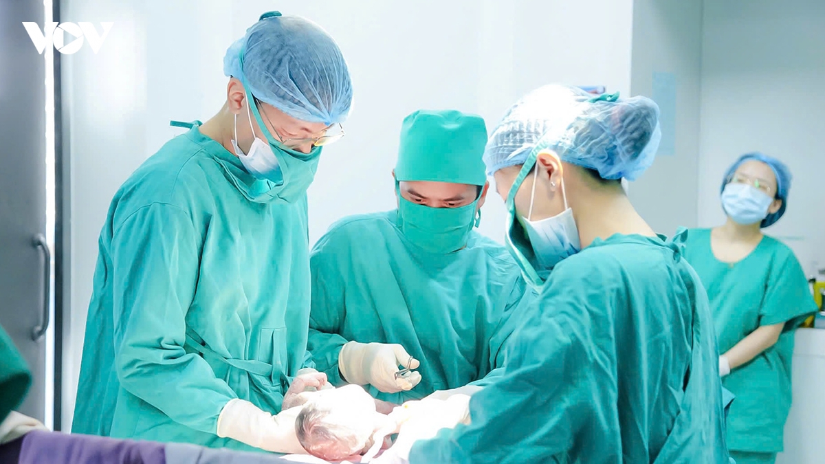 vuot bien cap cuu san phu suy thai tai co to hinh anh 2